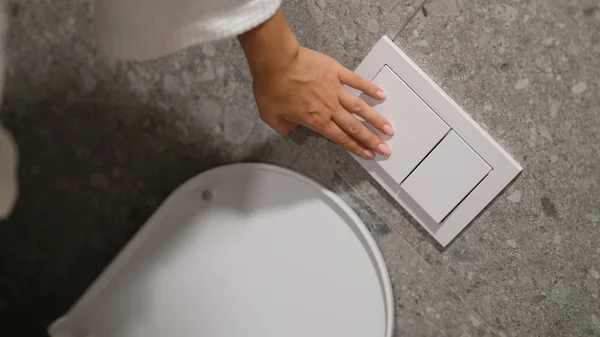 Botão Pressão Mão Para Drenar Água Vaso Sanitário Closeup Banheiro — Fotografia de Stock