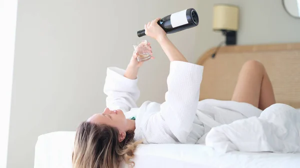 목욕하는 여자가 침대에 샴페인을 유리에 부었습니다 알코올 — 스톡 사진