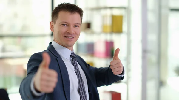 Onnellinen Hymyilevä Liikemies Näyttämässä Peukaloitaan Virassa Menestyksekäs Urakehitys Liiketoimintakonseptissa — kuvapankkivalokuva