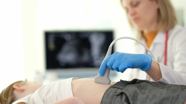 Arzt Für Ultraschalldiagnostik Der Ultraschall Der Leber Und Gallenwege Zum — Stockfoto