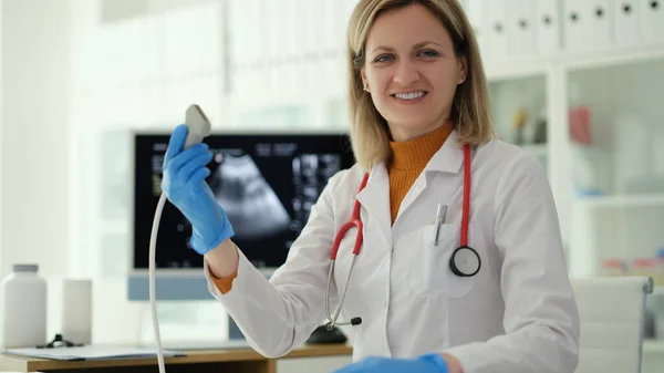Mosolygó Doktornő Ultrahangos Szondát Tart Kezében Hogy Korai Terhességet Diagnosztizáljon — Stock Fotó