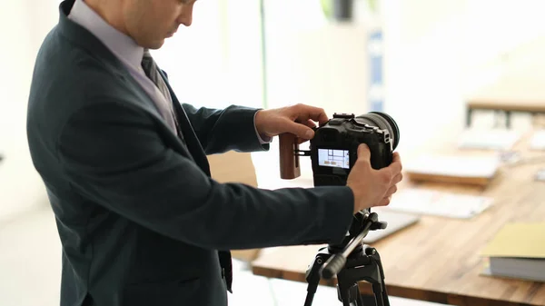 会議室でカメラを調整スーツビジネスブロガーの男 ビジネス教育オンラインコンセプト — ストック写真