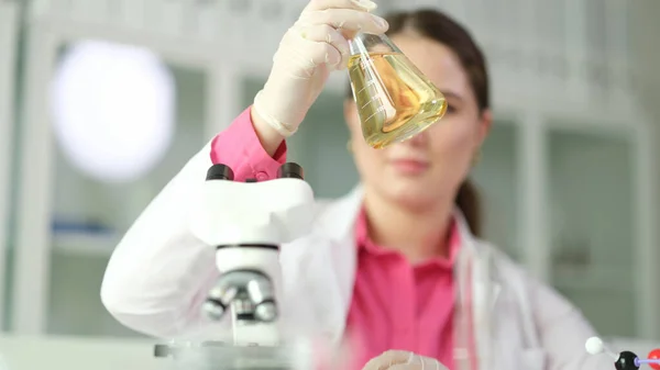 Científico Químico Mirando Frasco Con Líquido Amarillo Aceite Para Transparencia —  Fotos de Stock