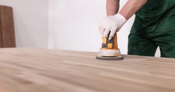 Tischler Overall Poliert Holztisch Mit Moderner Schleifmaschine Hellen Raum Der — Stockvideo