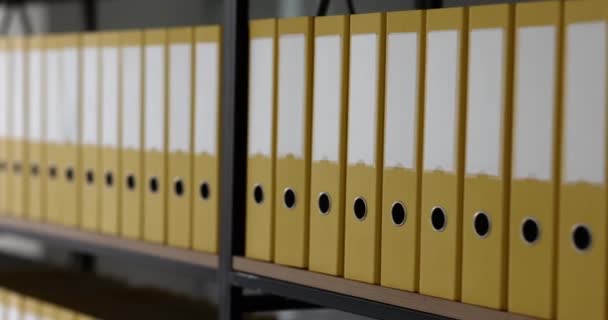 Szervezett Szerkezete Sárga Gyűrű Kötőanyagok Álló Polcokon Állványok Modern Irodában — Stock videók