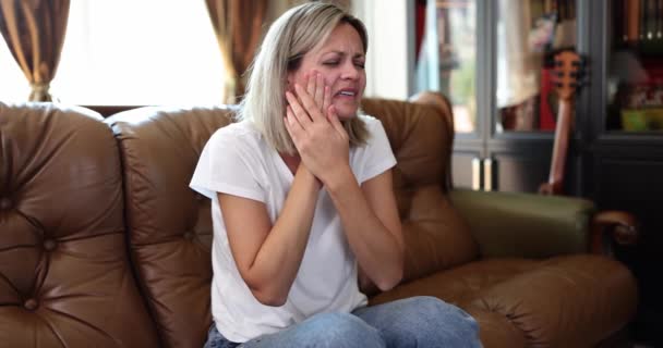 Femme Blonde Grimaces Sentant Mal Aux Dents Aiguës Mettre Les — Video
