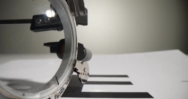 Óculos Oftalmologia Moderna Deitado Gráfico Snellen Com Letras Escritório Clínica — Vídeo de Stock
