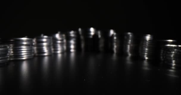 Montones Monedas Plata Pie Larga Fila Curvada Reflejándose Mesa Oscura — Vídeos de Stock