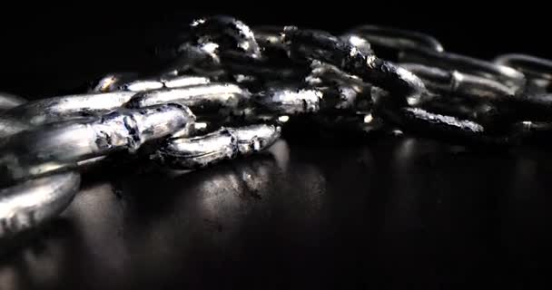 钢制的巨大银链环躺在黑暗的表面上 留下了明亮的反光 为不同目的设计的重镀锌链 — 图库视频影像