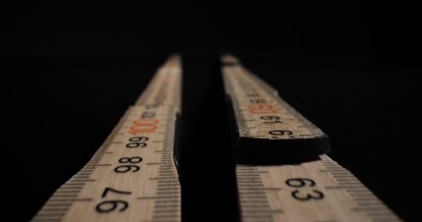 Folde Træ Meter Strækker Sig Mørkt Bord Studiet Lange Centimeter – Stock-video