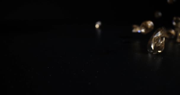Diamantes Brilhantes Caindo Superfície Mesa Escura Estúdio Gemas Luxo Caro — Vídeo de Stock