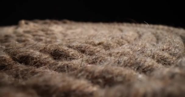 Verdrehtes Dickes Braunes Seil Aus Baumwolle Auf Dunklen Boden Gelegt — Stockvideo