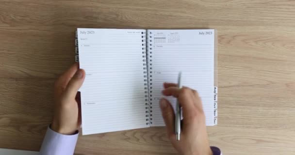 Человек Переворачивает Страницы Календаря Ручкой Руке Менеджер Мужчина Готов Написать — стоковое видео