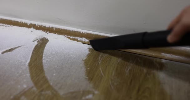 Άτομο Καθαρίζει Πάτωμα Από Σκόνη Την Ηλεκτρική Σκούπα Στο Δωμάτιο — Αρχείο Βίντεο