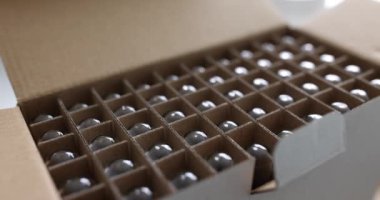 Kimya laboratuarındaki açık karton kutuda cam test tüpleri. Tıp laboratuarında araştırma yapmak için yeni cam eşyalar. Paketteki mataralar