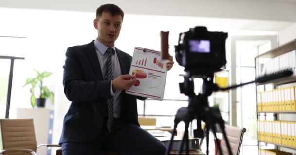 Business Coach Toont Diagram Aan Camera Opname Video Gids Kantoor — Stockvideo