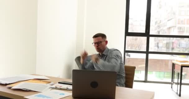 Joyful Manager Danst Zittend Werkplek Met Laptop Computer Zakenman Blij — Stockvideo