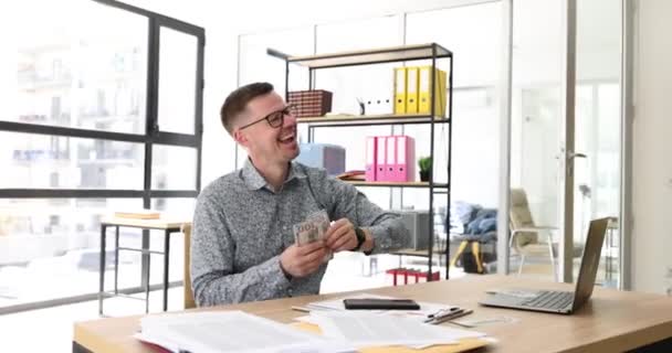 Lächelnder Geschäftsmann Wirft Arbeitsplatz Büro Dollarscheine Die Höhe Konzernmitarbeiter Erhält — Stockvideo