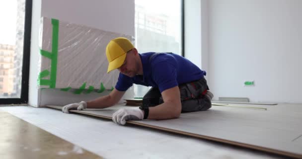 Pekerja Dengan Topi Menginstal Laminasi Papan Lantai Kandang Kantor Karyawan — Stok Video