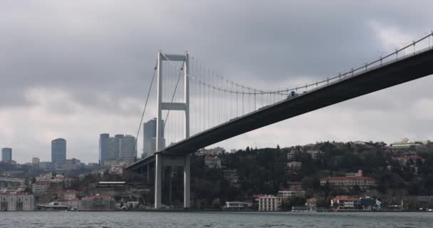 Gyönyörű Bosphorus Híd Nyugodt Tengerszoros Felett Modern Város Ellen Stílusos — Stock videók