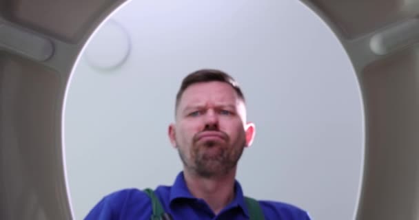 Adam Tıkanıklığı Tıkanıklığı Açmak Için Tuvalet Kapağını Açıyor Odaklanmış Erkek — Stok video