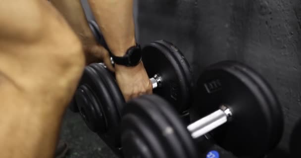 Güçlü Eller Vücut Kaslarını Çalıştırmak Için Ağır Dambıllar Alıyor Sporcu — Stok video