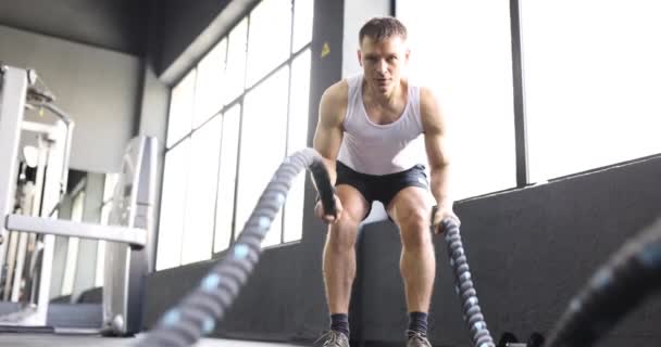 Sportif Adam Spor Salonunun Camına Karşı Ağır Savaş Halatlarıyla Etkili — Stok video