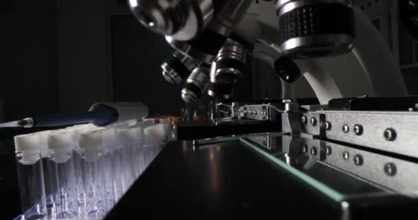 Microscopi Elettronici Moderni Piedi Fila Lunga Vicino Vetreria Laboratorio Attrezzature — Video Stock