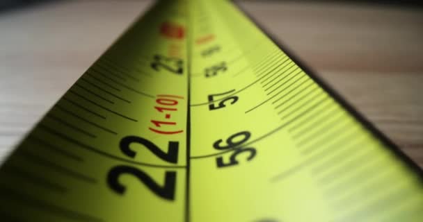 Dlouhá Žlutá Centimetrová Páska Natažená Dřevěném Stole Připravená Měření Pravítko — Stock video