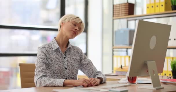 女商人在办公室工作时放松一下 伸长脖子 办公室热身运动和颈部体操 — 图库视频影像