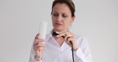 Amerikan kablolu fişi Avrupa uzatma kablosuna uymayacak. Kadınlar Amerikan fişini elektrik prizine takamazlar.