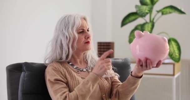 Nešťastná Rozzlobená Žena Držící Prasátko Penzijní Reforma Malý Hotovostní Důchod — Stock video