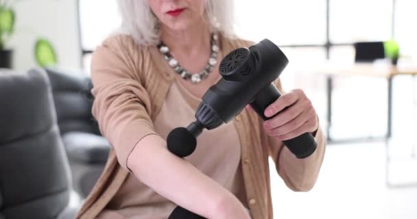 Mulher Idosa Massageia Pulso Com Massageador Percussão Massagem Terapêutica Para — Vídeo de Stock