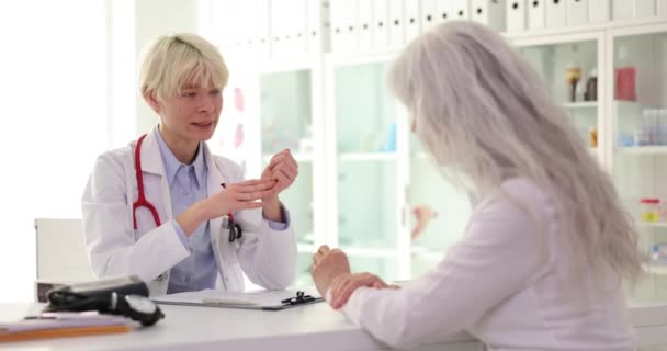 Nurse Doctor Helps Listens Problems Elderly Patient Rehabilitation Medical Examination — Stock Video