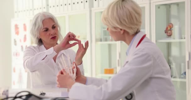 Médico Realiza Exame Médico Mãos Paciente Idoso Alterações Senis Sistema — Vídeo de Stock