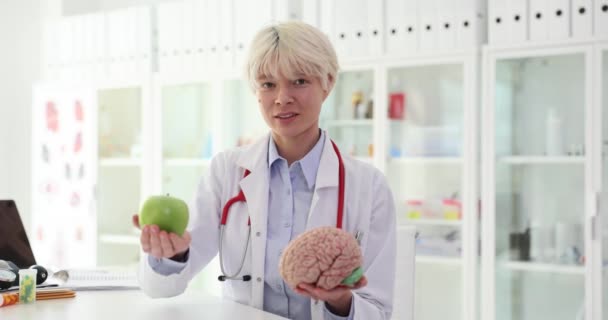 Läkaren Håller Grönt Äpple Och Anatomisk Modell Hjärnan Händerna Hälsosamma — Stockvideo