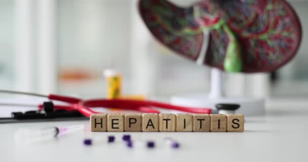 Palabra Hepatitis Con Jeringa Encima Anatomía Del Hígado Enfermedad Hepática — Vídeo de stock