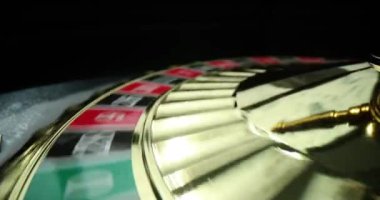 Kumarhane ruleti ve top numaraları üzerinde dönüyor. Para için kumar ya da para için kumar.