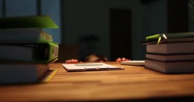 Müdür sekreteri fırtınadan korunmak için ahşap masanın altında saklanıyor ve korku duyuyor. Anormal gök gürültüsü ve şimşek korkusu