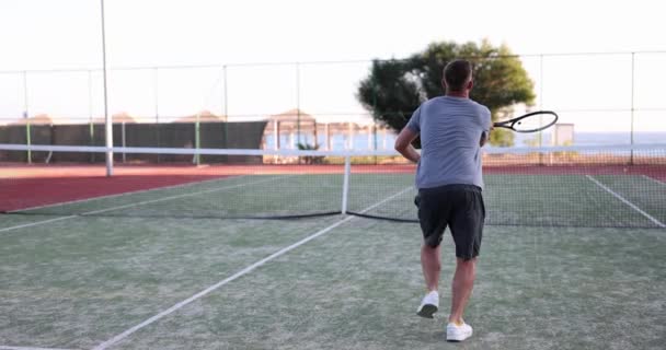 プロの若いテニス選手がハードコートを打つ テニスゲーム — ストック動画