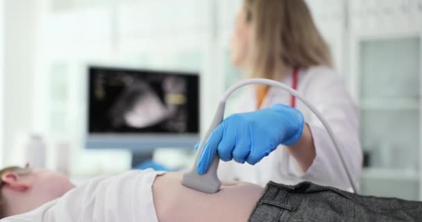 Gyermekorvos Ultrahangos Vizsgálata Lány Hasát Vizsgálja Orvosi Klinikán Hasi Fájdalom — Stock videók