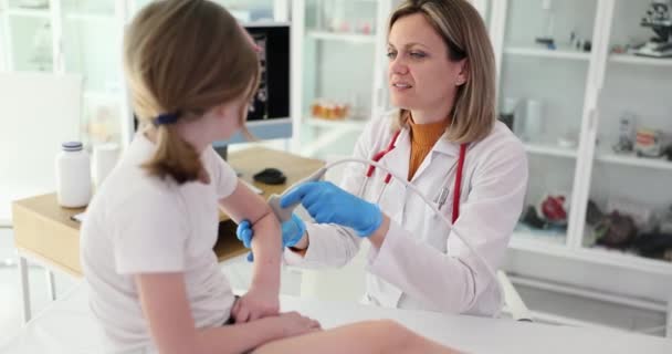 Ofiste Ortopedi Doktoru Olan Çocuk Hasta Çocuklarda Dirsek Eklemi Ultrasonu — Stok video