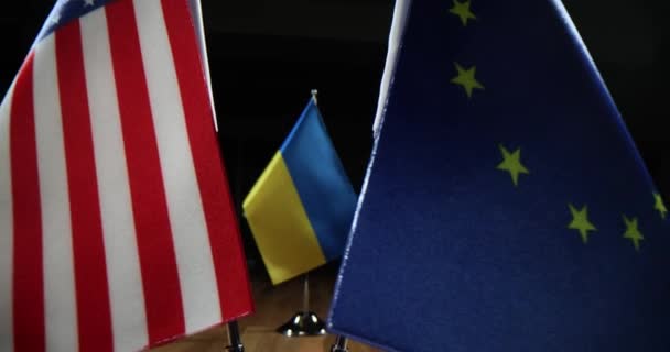 乌克兰国旗 美国国旗和欧盟国旗在桌上 帮助乌克兰与俄罗斯交战 — 图库视频影像