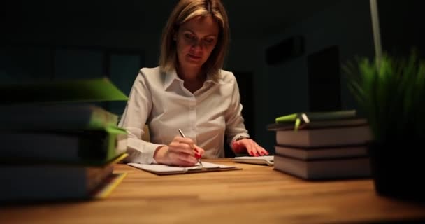 Επιχειρηματίας Κατά Διάρκεια Της Υπερωριακής Εργασίας Έγγραφα Στο Γραφείο Βράδυ — Αρχείο Βίντεο