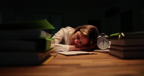 Business Kvinde Sekretær Manager Føler Sig Træt Sover Kontoret Aftenen – Stock-video