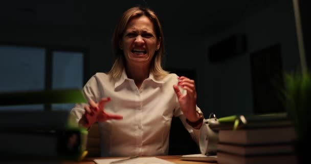 Retrato Una Mujer Gerente Gritando Por Noche Oficina Volviéndose Loca — Vídeo de stock