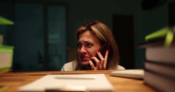 恐怖の女性マネージャーはオフィスの電話を呼び出し 雷雨を恐れている 911の呼び出しとパニック発作 — ストック動画