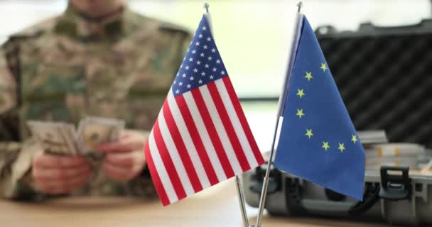 Militar Conta Dólares Dinheiro Com Eua Bandeiras Close Venda Armas — Vídeo de Stock