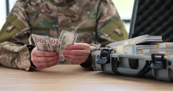 Soldado Exército Contar Milhões Dólares Ganhos Ilegais Guerra Venda Armas — Vídeo de Stock