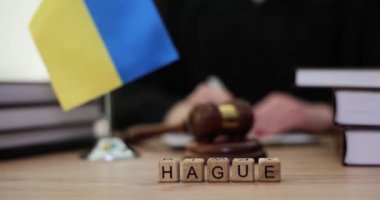 Ukrayna bayrağı ve mahkeme salonundaki yargıçlarla sohbet. Ukrayna 'nın Rusya' ya karşı uluslararası adalet mahkemesine başvurusu